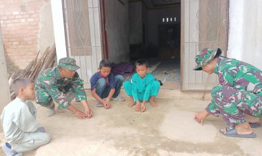 Di Sela TMMD, Prajurit Kodim 0301/Pekanbaru Ajak Anak Kampung Main Kelereng