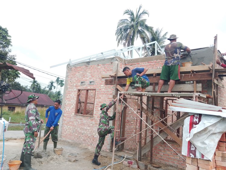 Pemasangan Mal Dak Teras RTLH Warga Tenayan Raya, Bukti Nyata Kepedulian Satgas TMMD