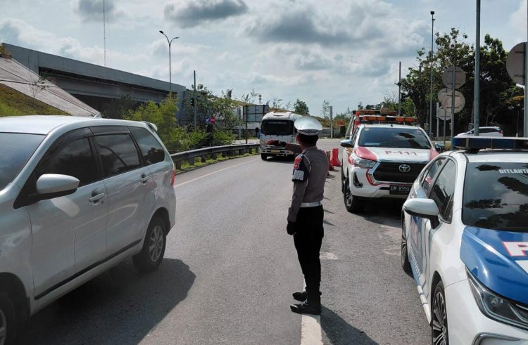 Meskipun Diguyur Hujan, Personel Ditlantas Polda Riau dan Satlantas Polresta Pekanbaru Tetap Fokus Urai Kemacetan*
