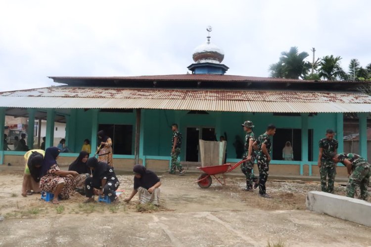 Bahu Membahu di Bawah Gerimis, TMMD 127 Siapkan Kebersihan Masjid Nurul Ikhlas untuk Ramadhan