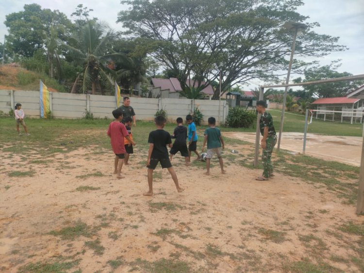 Dari Pekerjaan ke Kebersamaan, Satgas TMMD 127 Hadirkan Tawa Anak-Anak Tuah Negeri