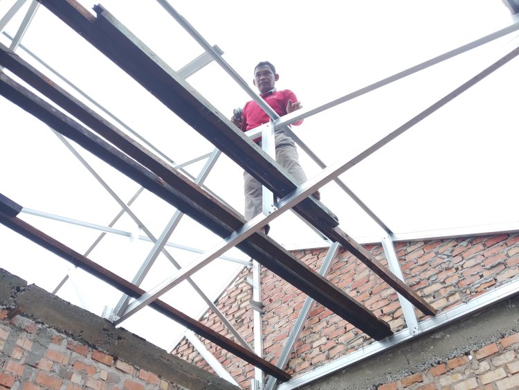 Satgas TMMD ke-127 Kodim 0301/Pbr Pasang Rangka Atap RTLH di Tenayan Raya, Progres Capai 63 Persen