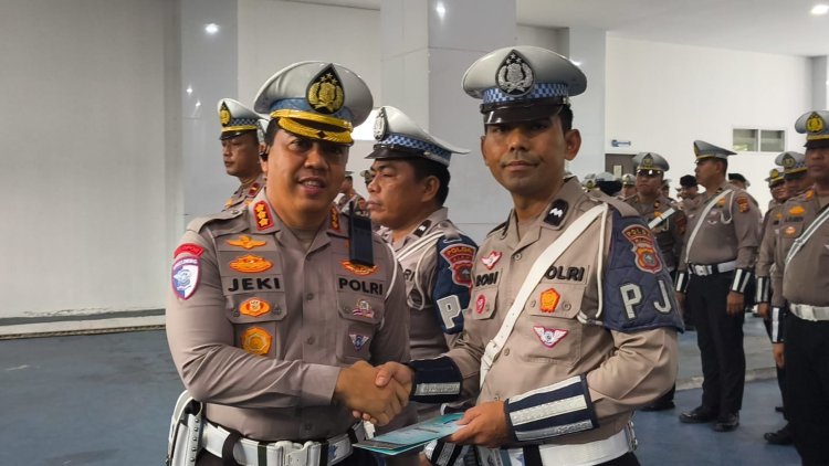 Empat Personel Sat PJR Ditlantas Polda Riau Terima Penghargaan atas Aksi Kemanusiaan