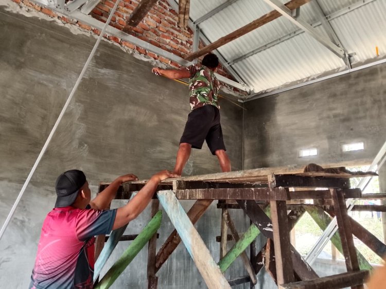 Bahu-Membahu Wujudkan Rumah Layak, Satgas TMMD Ke-127 Kodim 0301/Pekanbaru Pasang Rangka Plafon RTLH