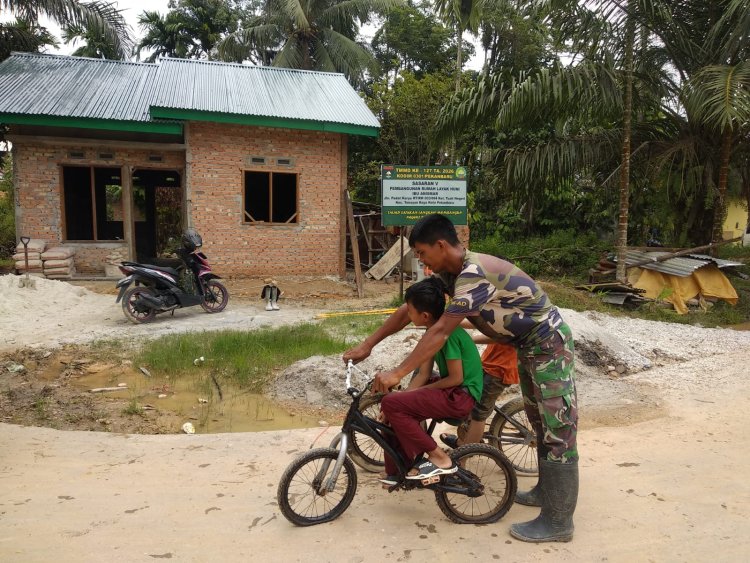 Sentuhan Humanis TMMD 127, Prajurit TNI Hadirkan Tawa Anak-Anak di Tuah Negeri