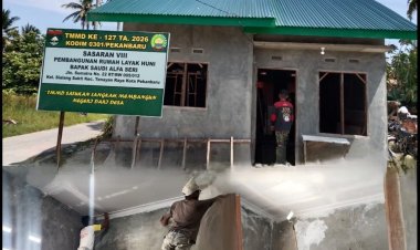 Progres 83 Persen, Satgas TMMD ke-127 Kodim 0301/Pbr Lakukan Pengecatan Dasar RTLH Warga Sialang Sakti