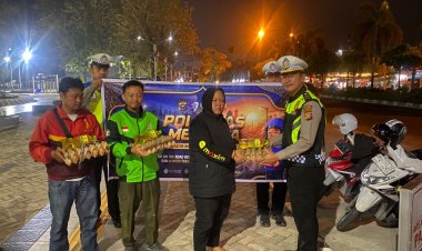 Polantas Menyapa, Satlantas Polres Pelalawan Sahur Bersama dan Bagikan Sembako untuk Ojol