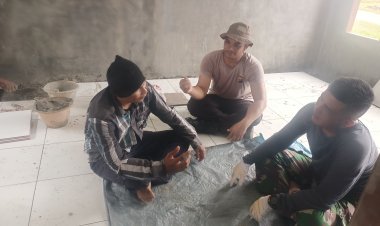 Tawa di Sela Pekerjaan, Bukti Kekompakan Satgas TMMD ke-127 Bersama Warga Tenayan Raya