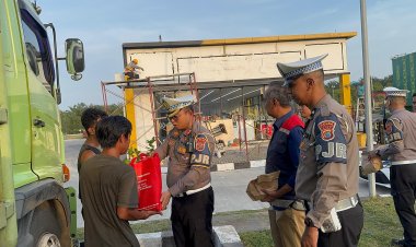 Sambut Mudik Lebaran, Ditlantas Polda Riau Gelar Sosialisasi Pra Ops Ketupat dan Berbagi Takjil di Tol Pekanbaru–Dumai
