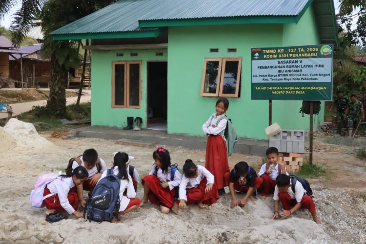 TMMD Bangun Rumah, Anak-Anak Bangun Kenangan Penuh Keceriaan