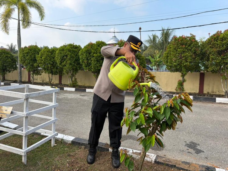 Kapolres Kampar Tanam Pohon Kenitu dari Kapolda Riau di Halaman Mapolres, Dukungan Pelestarian Lingkungan