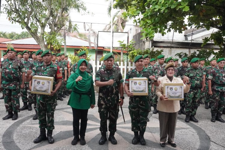 Dandim 0301/Pbr Serahkan Bingkisan Lebaran kepada Prajurit dan PNS Jelang Idul Fitri 1447 H