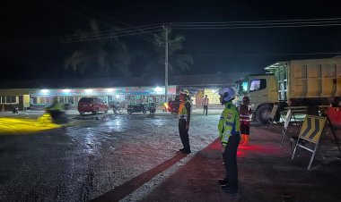Tim Raicet Satlantas Polres Pelalawan Sukses Urai Kemacetan Panjang di Jalur Lintas Timur