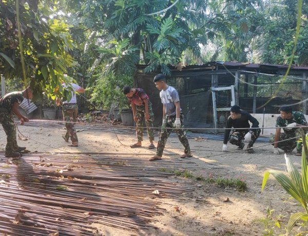 Di Bawah Panas Terik, TNI dan Rakyat Bersatu Bangun Jembatan Gantung Garuda