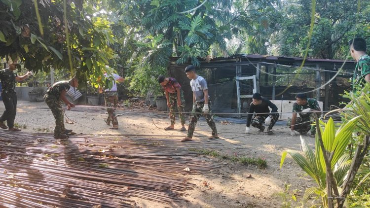 Di Bawah Panas Terik, TNI dan Rakyat Bersatu Bangun Jembatan Gantung Garuda