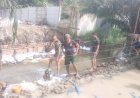 Personel Kodim 0301/Pekanbaru Bersama Warga Atasi Genangan di Area Pengecoran Jembatan