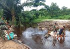 Tanggul Jebol Akibat Banjir, Personel Kodim 0301/Pekanbaru Bergerak Cepat Lakukan Perbaikan