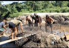 Personel Kodim 0301/Pekanbaru dan Warga Kompak Pasang Rangka Pondasi Besi Jembatan