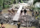 Semangat Gotong Royong Warnai Pemasangan Rangka Besi Cor Jembatan di Rumbai