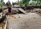 Kompak dan Penuh Semangat, TNI-Warga Laksanakan Pengecoran Jembatan di Jalan Fajar