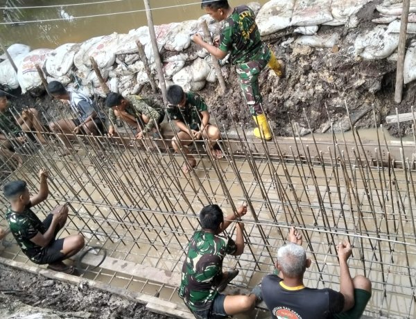 Semangat Tanpa Batas, TNI dan Warga Bahu-Membahu Wujudkan Jembatan Garuda di Rumbai Barat