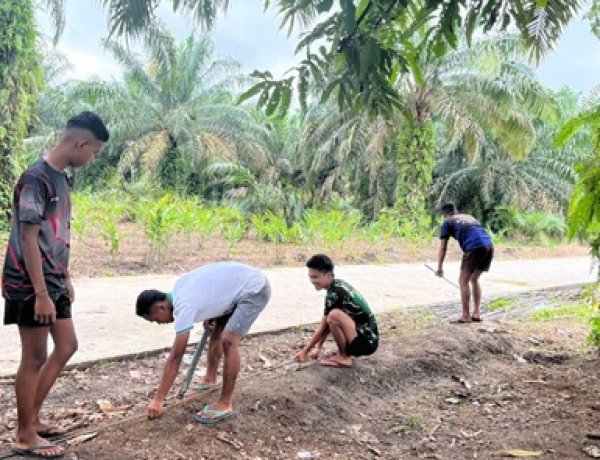 Semangat Pantang Lelah, Personel Kodim dan Warga Bangun Jembatan Garuda