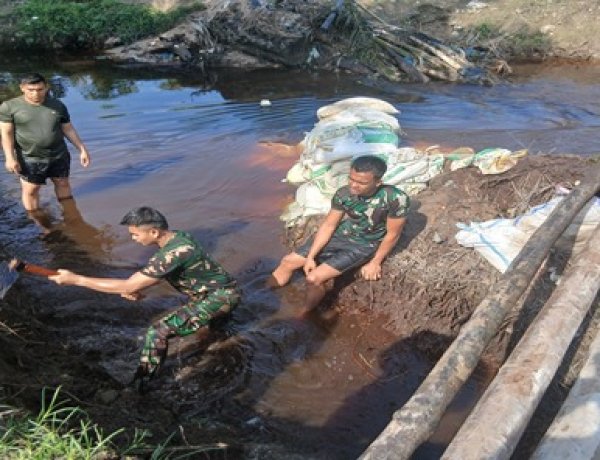 Demi Akses Aman dan Lancar, TNI Bersama Warga Kebut Pembangunan Jembatan Garuda