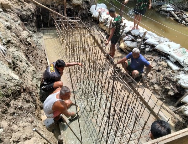 Pengecoran Pondasi Jembatan Garuda, Bukti Sinergi TNI dan Masyarakat