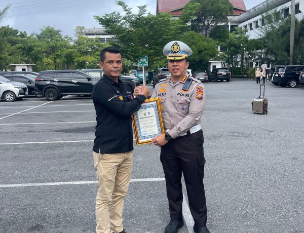 Dirlantas Polda Riau Pimpin Apel Pagi dan Berikan Penghargaan kepada Personel Berprestasi