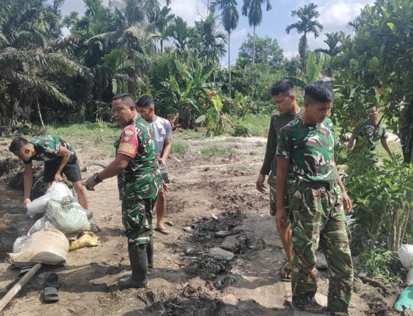 Pembangunan jembatan Garuda Armco Tahap IV Terus Berlanjut, TNI dan Warga Bangun Tanggul Penahan Air