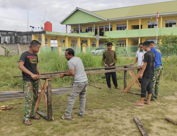Personel Kodim 0301/Pekanbaru Bersama Warga Laksanakan Pembuatan Boplang Jembatan