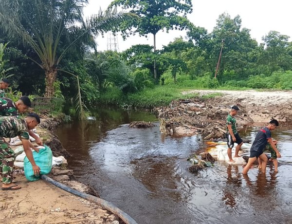 Tanggul Jebol Akibat Banjir, Personel Kodim 0301/Pekanbaru Bergerak Cepat Lakukan Perbaikan