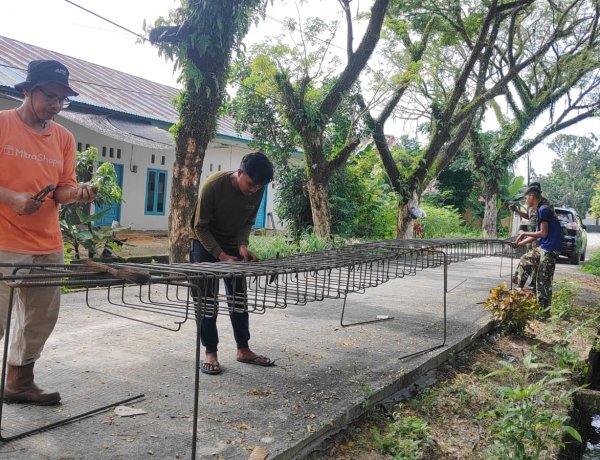 Gotong Royong TNI dan Warga Warnai Pembangunan Jembatan Garuda Beton di Labuh Baru Barat