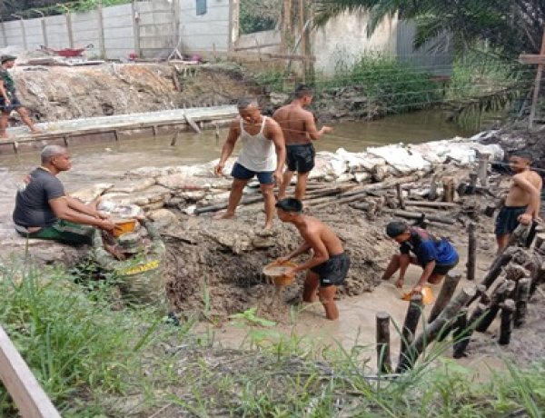 Hangatnya Gotong Royong TNI dan Warga Bangun Jembatan Garuda Untuk Masa Depan Bersama