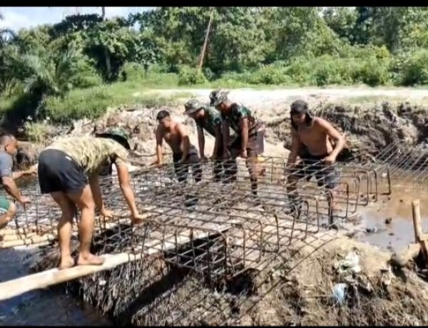 Personel Kodim 0301/Pekanbaru dan Warga Kompak Pasang Rangka Pondasi Besi Jembatan