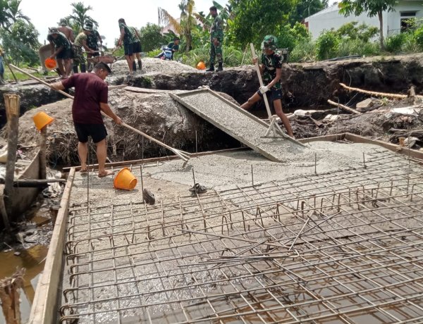 Kompak dan Penuh Semangat, TNI-Warga Laksanakan Pengecoran Jembatan di Jalan Fajar