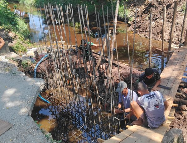 Personel Kodim 0301/Pekanbaru dan Warga Lanjutkan Perakitan Besi Pondasi Jembatan Beton Tahap IV