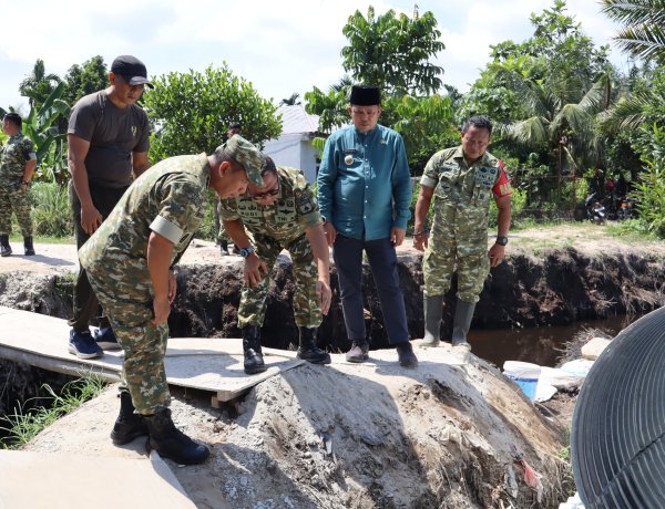Kasdam XIX/Tuanku Tambusai Tinjau Pembangunan Tiga Jembatan untuk Akses Masyarakat di Payung Sekaki