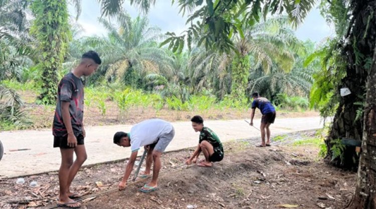 Semangat Pantang Lelah, Personel Kodim dan Warga Bangun Jembatan Garuda