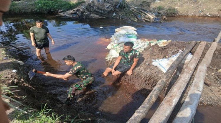 Demi Akses Aman dan Lancar, TNI Bersama Warga Kebut Pembangunan Jembatan Garuda