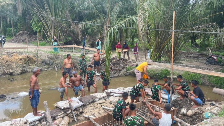 Bersatu di Tengah Lumpur, TNI dan Warga Bangun Harapan Lewat Jembatan Garuda Armco