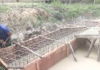 Pembangunan Jembatan Garuda Armco Tahap I Terus Dikebut, TNI dan Warga Lanjutkan Pengecoran Pondasi