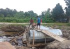 Personel Kodim 0301/Pbr Laksanakan Pengecoran Headwall dan Wing Wall Armco pada Pembangunan Jembatan Garuda Tahap I
