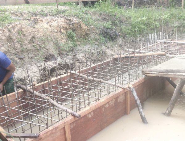 Pembangunan Jembatan Garuda Armco Tahap I Terus Dikebut, TNI dan Warga Lanjutkan Pengecoran Pondasi