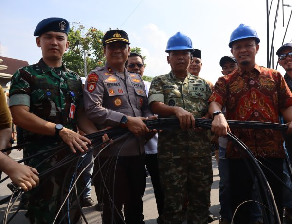 Dandim 0301/Pekanbaru Hadiri Penertiban Kabel Fiber Optik Tak Berizin di Jalan Ronggowarsito