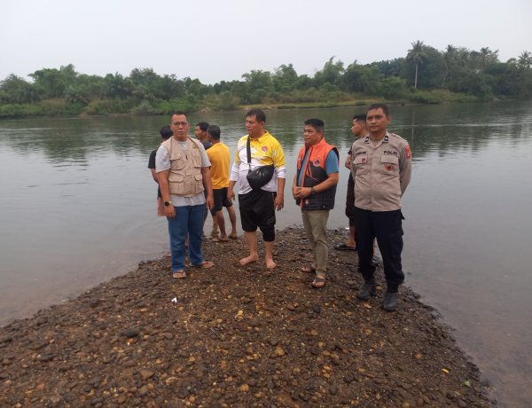 KAPOLSEK KAMPAR TURUN LANGSUNG CARI KORBAN TENGGELAM DI SUNGAI KAMPAR – TIM PENYELAMATAN MASIH BERUSAHA, KRONOLOGIS KEJADIAN TERUNGKAP"   