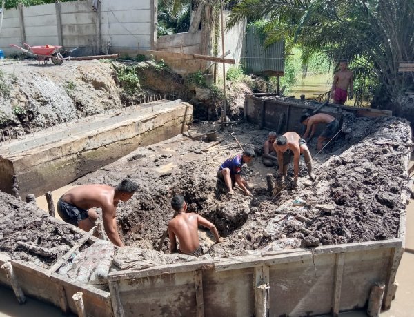 Semangat Pantang Menyerah, TNI dan Warga Lanjutkan Pembangunan Jembatan Garuda di Tiga Lokasi