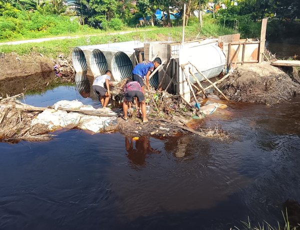 Pasca Banjir, Kodim 0301/Pekanbaru Bersihkan Tiga Titik Pembangunan Jembatan Garuda