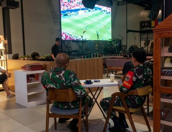 Babinsa Kodim 0301/Pekanbaru Pererat Kebersamaan Warga Melalui Nobar Piala Dunia 2026