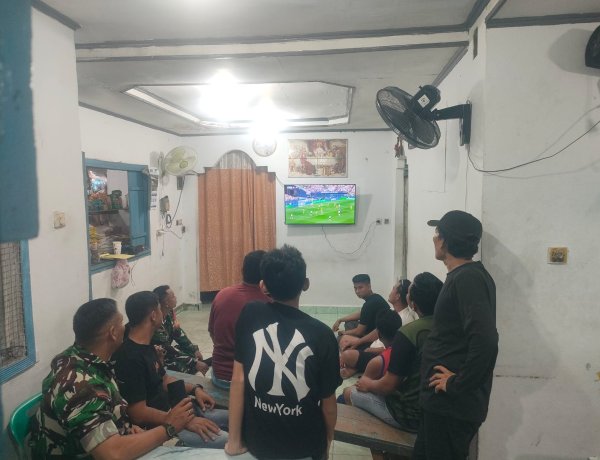 Kebersamaan Tanpa Batas, Babinsa dan Warga Nobar FIFA World Cup 2026 di Tanjung Rhu